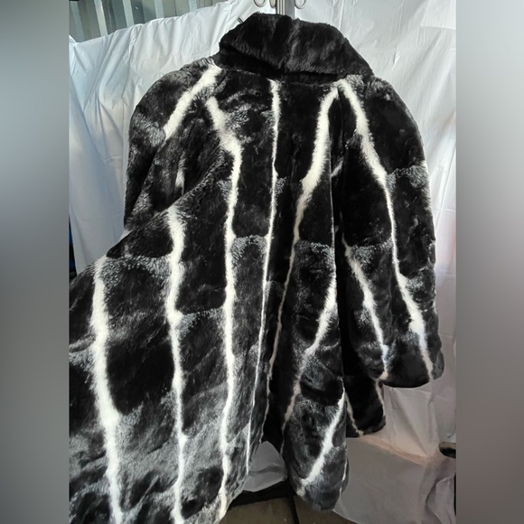 MONTEREY Thick! Plush! Luxurious! Black and White Faux Fur Jacket, NWT - Picture 3 of 6